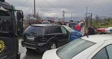 Aksident në aksin Elbasan-Shushicë, përplasen dy makina, një i plagosur