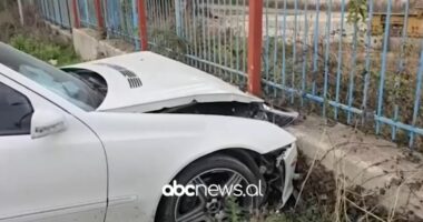 VIDEO/ Aksident në aksin Vlorë-Orikum, makina del nga rruga, lëndohet shoferja dhe 16-vjeçari