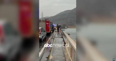 VIDEO/ Aksident në aksin Mjedë-Shkodër, makina humbet kontrollin dhe përfundon në lumë