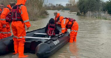 VIDEO/ Gomonia nis lundrimin në Fier, familja transportohet për një urgjencë shëndetësore