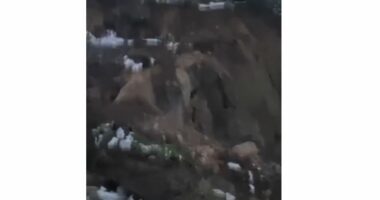 Pas shiut…rrëshket dheu/ Vlorë, bllokohet rruga drejt fshatit Bashaj, momenti kur shkëputet masivi nga mali