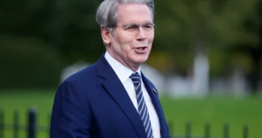 Sekretari i Thesarit në SHBA: Evropa është e dobët dhe Trump nuk do tërhiqet nga vendimi i tij për Groenlandën