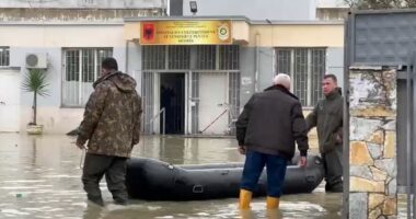 Përmbytjet/ Në burgun e Durrësit, ‘zbarkojnë’ gomonet