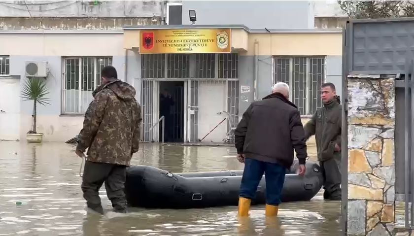 Përmbytjet  Në burgun e Durrësit   zbarkojnë  gomonet