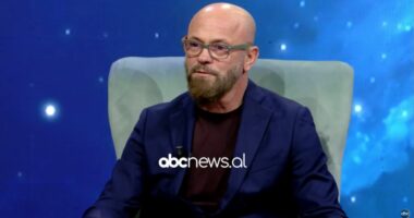 Rrefehet Adrian Çene: Vlerësimi nga Zgarbi dhe kritikë të tjerë, vula e suksesit