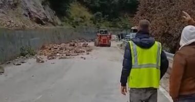 Rrëshqet masivi shkëmbor në aksin Kuc-Qeparo, punonjësit e bashkisë ndërhyjnë për pastrimin e rrugës