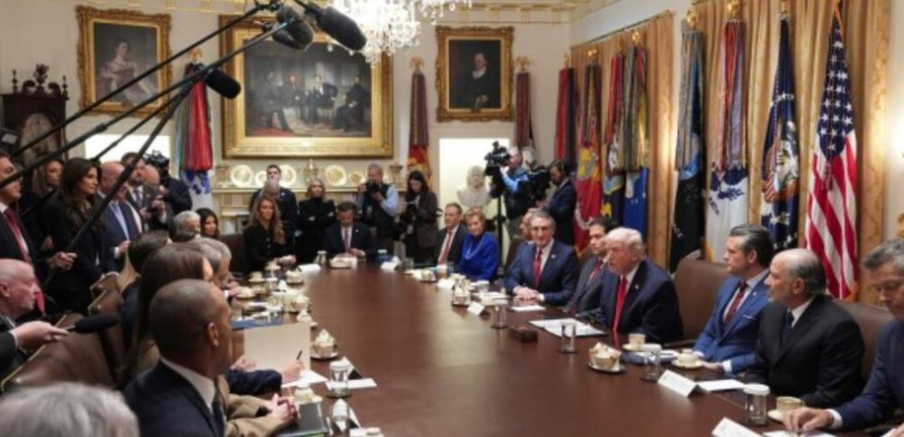 Trump mbledh kabinetin  Shpresojmë të shmangim një mbyllje tjetër të qeverisë