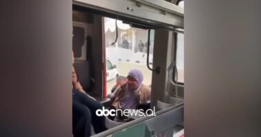 VIDEO/ Durrësi ‘nën ujë’, momente nga evakuimi i banorëve pas përmbytjes së banesave të tyre