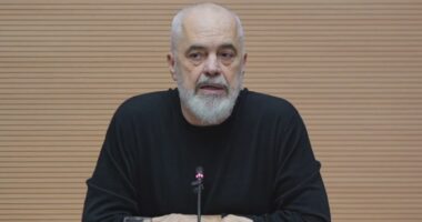 “Procesi i zhdëmtimit të jetë i drejtë dhe efikas”/ Rama: Deputetët të jenë të pranishëm në zonat e tyre, pranë njerëzve dhe jo zgjedhësve!