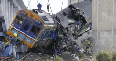 “Ishte e tmerrshme”, banorët përshkruajnë skenat e tmerrit pas aksidentit hekurudhor në Tajlandë