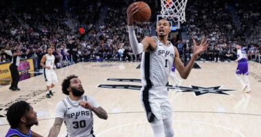 Vazhdon fenomeni “EEMBY”/ Superylli francez shkëlqen sërish në basketbollin amerikan