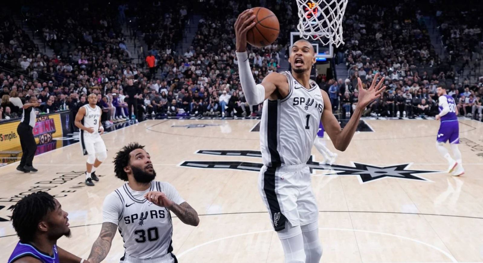 vazhdon-fenomeni-eemby-superylli-francez-shkelqen-serish-ne-basketbollin-amerikan