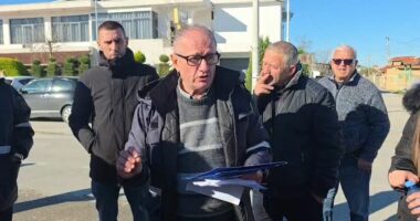 Pasojat e përmbytjeve/ Katër grupe nga bashkia e Fierit nisin verifikimin e dëmeve në fshatin Ferras, 120 banesa të prekura