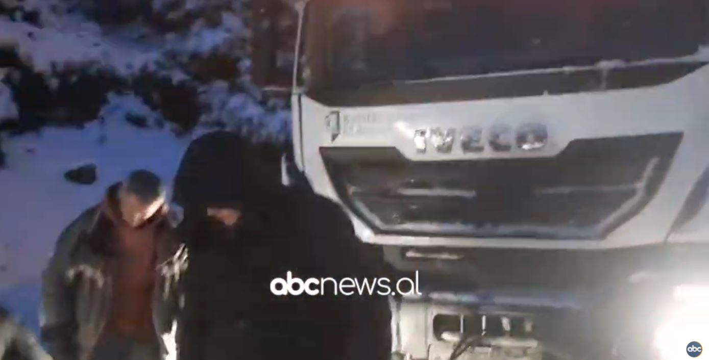 Bllokohen 3 persona në fshatin Shmil  shkak dëbora  Elbasan  bllokohen mjetet në Gjinar  nuk përdorën zinxhirë