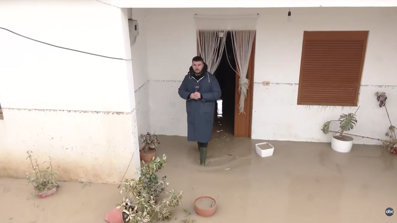 Përmbytjet  ferri i Ferrasit  Fier  në 20 shtëpi të fshatit uji shkatërroi gjithçka