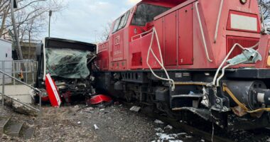 Treni përplas autobusin, të paktën një viktimë dhe dhjetëra të plagosur në Hamburg