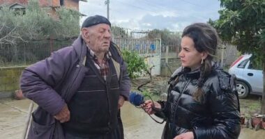 Drama në Ferras/ “S’kam ku të fle”, i moshuari mes lotësh: Jam vetëm, pres nipin të më pastrojë kuzhinën. Si këto përmbytje nuk kemi parë