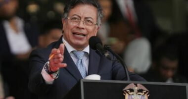 Presidenti i Kolumbisë paralajmëron SHBA: Do të kap armët nëse na sulmoni