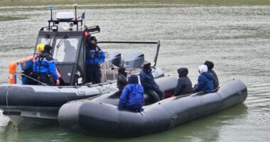 Franca kryen ndërhyrjen e parë në det kundër varkave të vogla që nisen drejt Britanisë