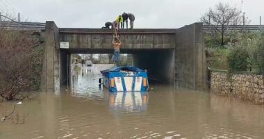 Përmbytjet/ Kamioni u bllokua në një nënkalim në Fushë Mamurras, pas më shumë se dy orësh shpëtohet shoferi