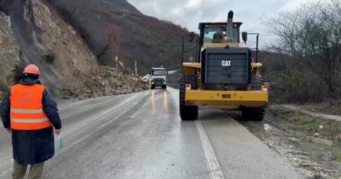 Rrëshqitje dherash në rrugë/ Qarkullimi në aksin Gjirokastër – Tepelenë, me një korsi