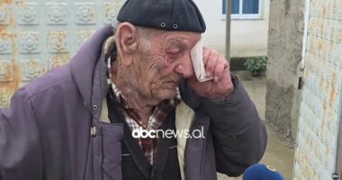 Drama në Ferras/ “S’kam ku të fle”, i moshuari mes lotësh: Jam vetëm, pres nipin të më pastrojë kuzhinën. Si këto përmbytje nuk kemi parë