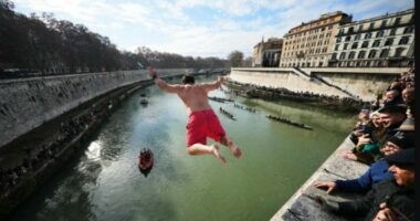 Italianët sfidojnë sërish të ftohtin në 1 janar/ Vijon tradita e hedhjes nga ura e lumit Tiber