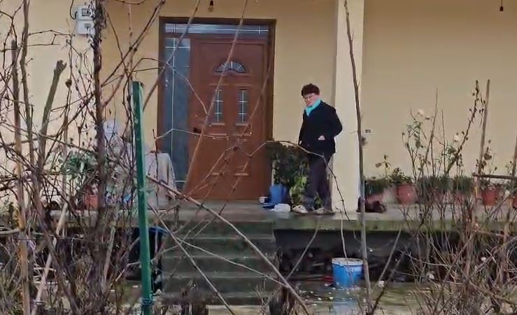 Përmbytjet në Elbasan  Izolohet një familje në Muriqan  çifti i të moshuarve mbetet i bllokuar