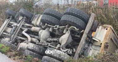 Aksident në aksin Fier – Kallm/ Kamioni përfundon në kanal, fatmirësisht pa të lënduar