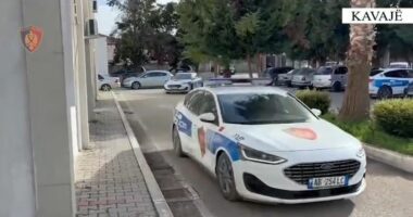 VIDEO/ U kap me armë zjarri në makinë, arrestohet 39-vjeçari në Kavajë, procedohet pasagjeri