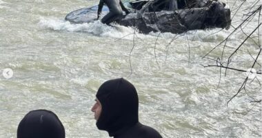 Makina përfundoi në lumin Mat, zhduket i riu/ Ministri Vengu: 22 efektivë të FA vijojnë kërkimet, në ndihmë dronët