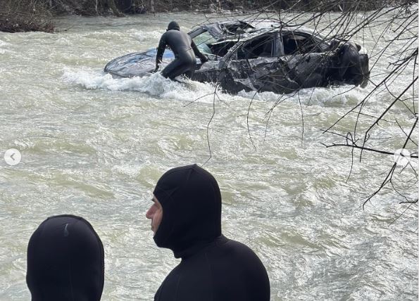 Makina përfundoi në lumin Mat  zhduket i riu  Ministri Vengu  22 efektivë të FA vijojnë kërkimet  në ndihmë dronët
