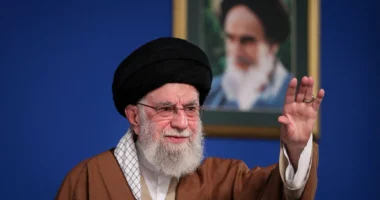 Khameni pranon vrasjet/ Lideri suprem i Iranit fajëson Trump, nxiti protestat