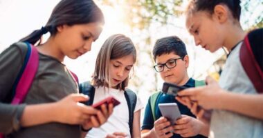 Shqetësimi në SHBA/ Rrjetet sociale mes orëve të mësimit, alarm për përdorimin e telefonit në shkollë