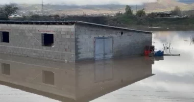 Situata e përmbytjeve në Korçë, ekipet e OSHEE në terren për riparimin e defekteve në zona të ndryshme