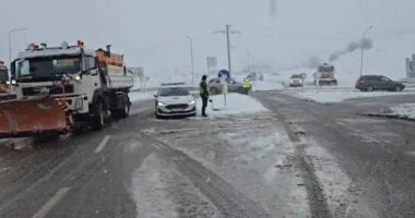VIDEO/ Reshjet e borës përfshijnë qarkun e Korçës, vijon puna për pastrimin dhe kriposjen e rrugëve