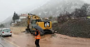 VIDEO/ Dhera e inerte në rrugë, bllokohet një prej korsive në aksin Pogradec-Qafë Thanë