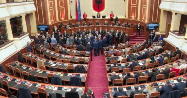 Sesion i ri, sherr i vjetër/ Seanca e parë në Kuvend nis me tensione, opozita bllokon foltoren