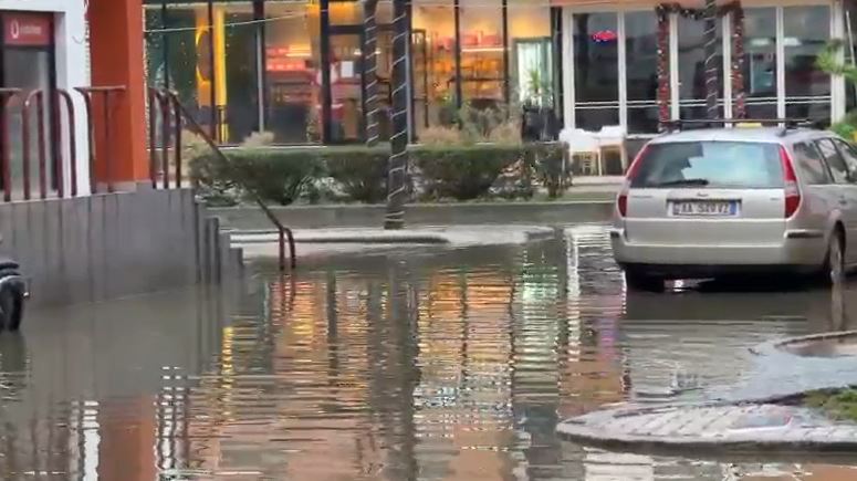 Përmbytjet në Lezhë  Si paraqitet situata  ulet niveli i ujit  8 familje në Kurbin janë evakuuar  ndërsa 150 banesa të rrethuara nga uji