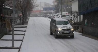 Zbardhet Librazhdi, dëbora vështirëson qarkullimin e automjeteve