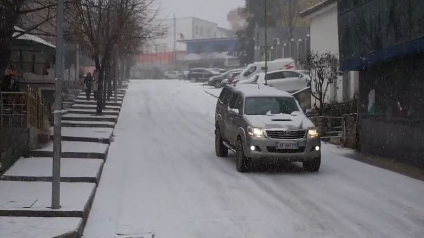 Zbardhet Librazhdi  dëbora vështirëson qarkullimin e automjeteve