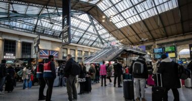 Anulime fluturimesh në Europë/ Moti i keq me borë, nuk lëvizin as trenat e Eurostar