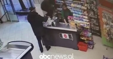 VIDEO/ Grabitet një market në Tiranë, autori i maskuar dhe me thikë në dorë kërcënon shitësen dhe merr paratë