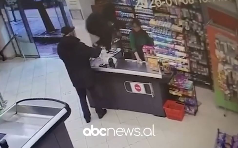 VIDEO  Grabitet një market në Tiranë  autori i maskuar dhe me thikë në dorë kërcënon shitësen dhe merr paratë