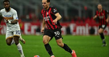 Milan fiton me Jasharin/ Kuqezinjtë mundin rivalin Lecce, kreu i Serisë A, 3 pikë larg