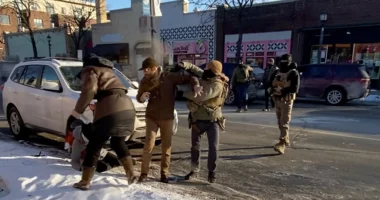 “Do ua thyejmë xhamin”, agjentët e emigracionit në SHBA kërcënojnë ekipin e gazetarëve