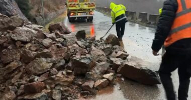 VIDEO/ Moti i keq shkakton probleme në aksin Burrel-Skuraj, rënie gurësh në Shkopet