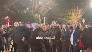 VIDEO/ Në protestë, por larg Berishës. Ilir Vrenozi shfaqet krah Ervin Salianjit