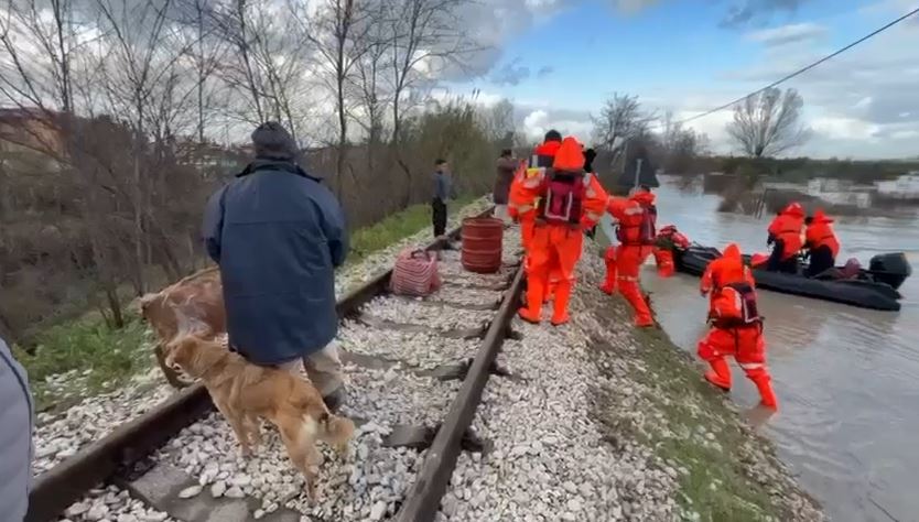 Tërbohet Vjosa  përmbytet Novosela  Nuk pranonin të evakuoheshin  Policia nxjerr nga banesa dy të moshuarit