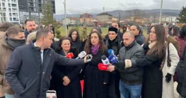 Osmani homazhe te varri i Ibrahim Rugovës: Presidenti bëri bashkë popullin në kauzën për liri, pavarësi e demokraci